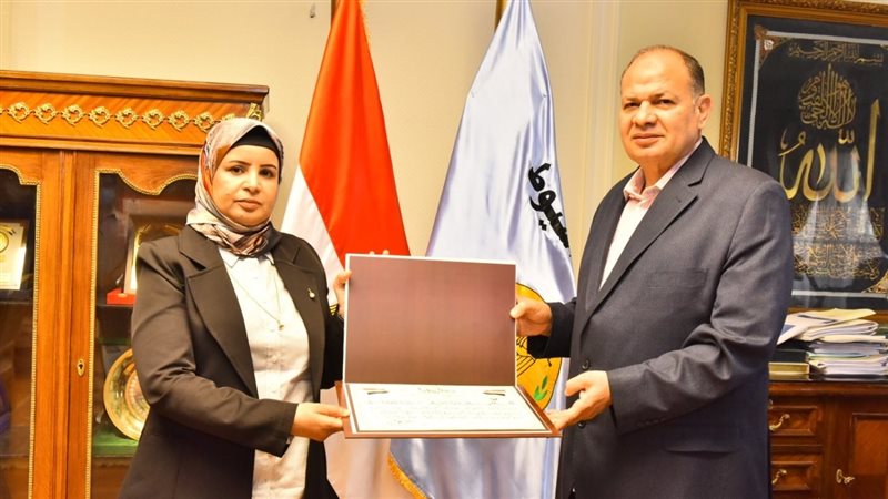 تكريم محافظ أسيوط