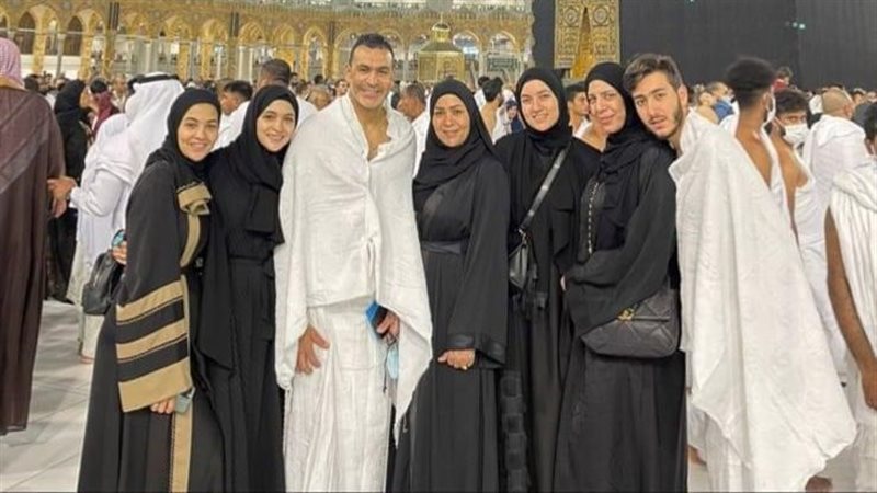الحضري وأسرته يؤدون