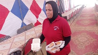 منافسة في الخيرات.. نسرين الإسكندرانية تتحدى الرجال في توزيع وجبات الإفطار للصائمين
