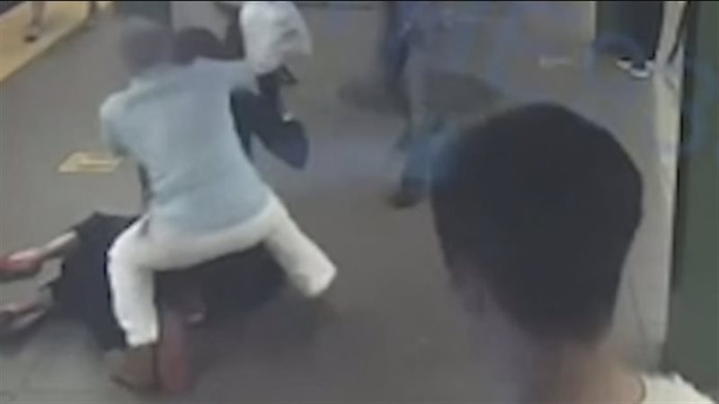 طعن امرأة بمترو أنفاق