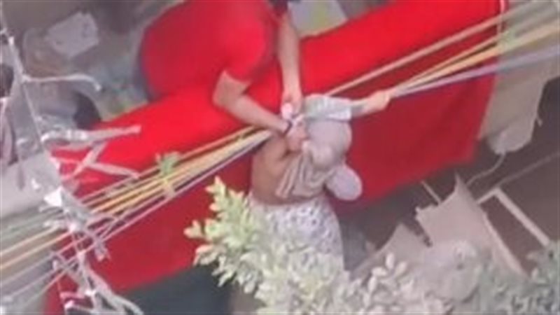 أب يلقي بابنته من