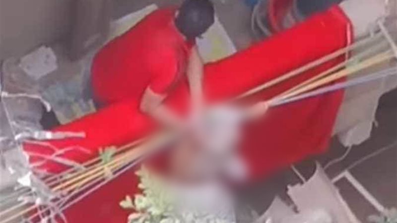 محاولة أب إلقاء ابنته