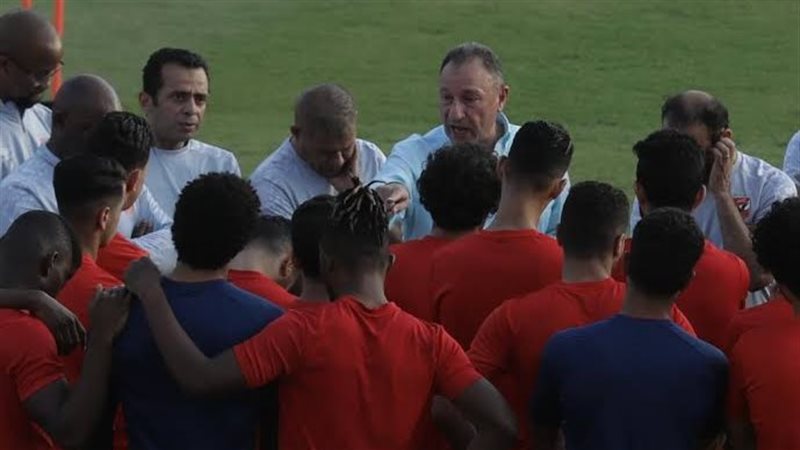 الخطيب مع لاعبى الأهلى