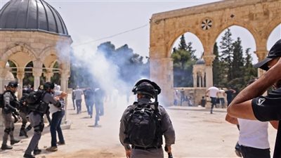 مواجهات عنيفة بين قوات الاحتلال والفلسطينيين بمحيط الأقصى | فيديو