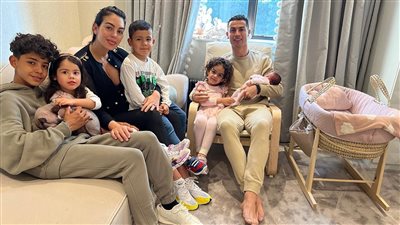 رونالدو ينشر صورة لعائلته بعد وفاة طفله.. وفيسبوك يعلق: ابق قويا