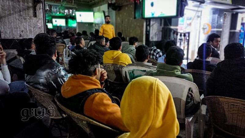 الجماهير تتابع مباراة