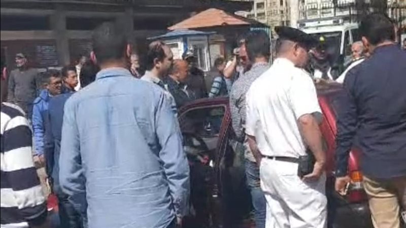 سقوط سيارة بقناة