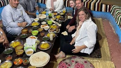 بالفأس والجلابية الفلاحي والزلعة.. دبلوماسي أسترالي يثير تفاعل النشطاء| صور