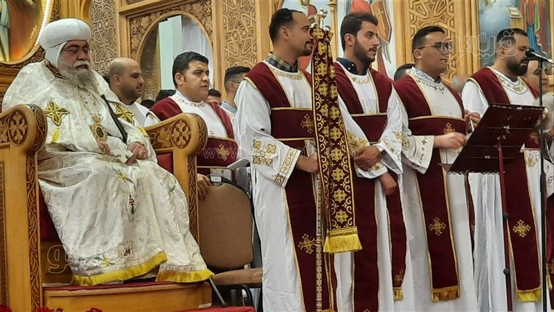  القداس بحضور الأنبا