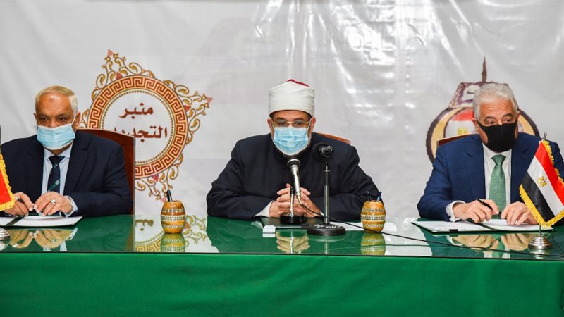جانب من التوقيع