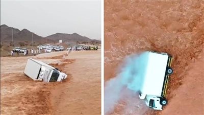 سيول في وادي الجريسية بالسعودية تقلب شاحنة بعد هطول أمطار غزيرة | فيديو