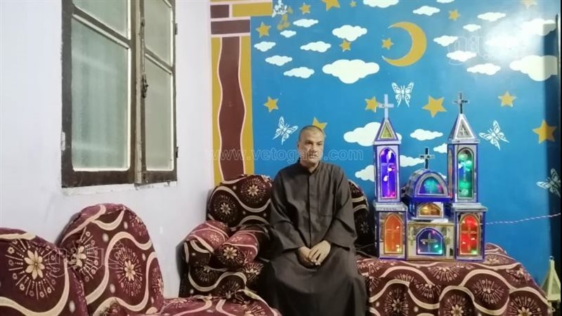 عاطف بجوار المجسم