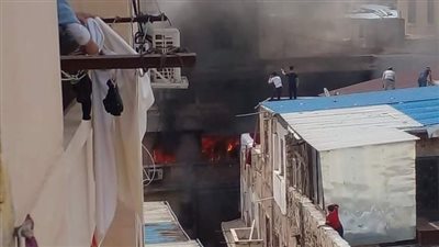 حريق هائل يلتهم عددا من المحلات التجارية فى سوق المنشية بالأسكندرية| صور
