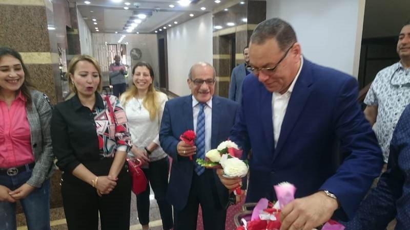 المحافظ يوزع الورود