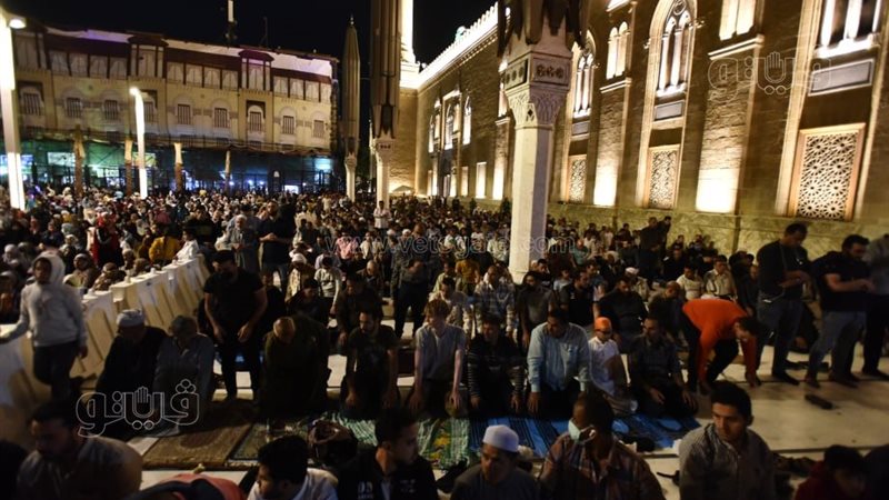 صلاة التراويح بمسجد
