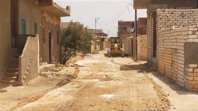 تنفيذ أعمال تسوية للطرق الترابية بعدد من الشوارع الجانبية والفرعية بمطروح