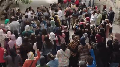 تجمع أنصار نيللي كريم والإعلام أمام المحكمة في الحلقة الأخيرة من فاتن أمل حربي | فيديو جراف
