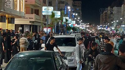 زحام في شارع الإسكندرية بمطروح احتفالا بليلة العيد | صور
