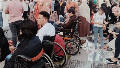 أصحاب الهمم يؤدون صلاة عيد الفطر بالصفوف الأولى بمسجد مصطفى محمود | صور