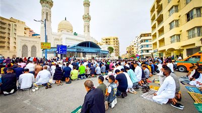 المئات يؤدون صلاة عيد الفطر بمسجد العوام بمطروح|صور