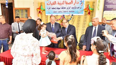 محافظ أسيوط يزور الأطفال الأيتام للتهنئة بعيد الفطر وتقديم الهدايا