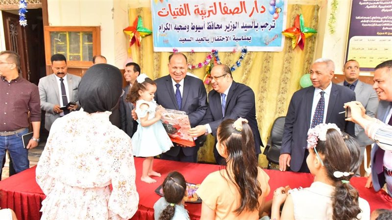 محافظ أسيوط يزور