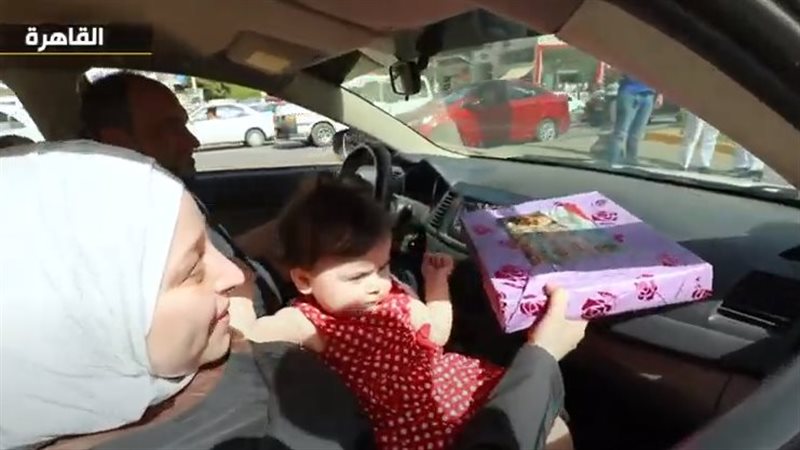 توزيع هدايا على المواطنين
