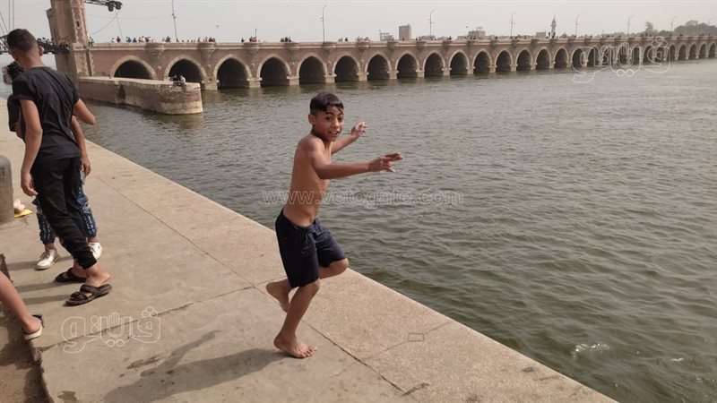 الأطفال يقفزون في