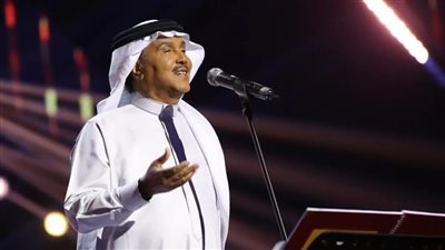 محمد عبده يرقص على مسرح طلال مداح خلال حفل فني في أبها| فيديو
