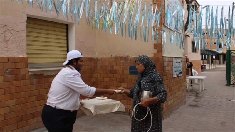 توزيع كعك العيد على