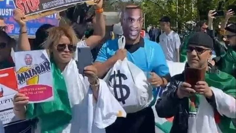 جماهير الجزائر تتظاهر