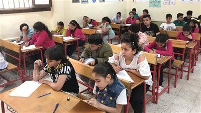 طلاب الصف الرابع الابتدائي يؤدون امتحان اللغة الإنجليزية