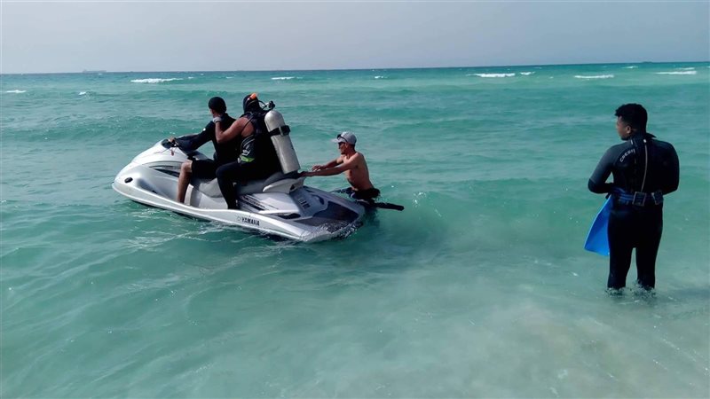 الغواصين أثناء البحث