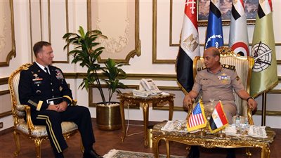 وزير الدفاع يلتقي قائد القيادة المركزية الأمريكية