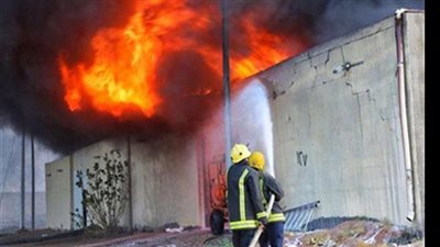 انتداب المعمل الجنائي لبيان أسباب نشوب حريق بمصنع بلاستيك بأكتوبر