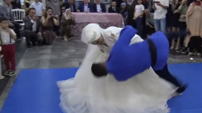 العروس تطرح زوجها