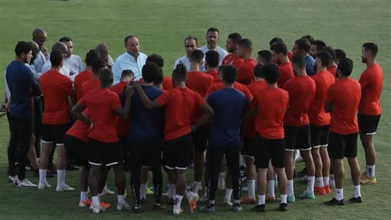 الخطيب مع لاعبي الأهلي