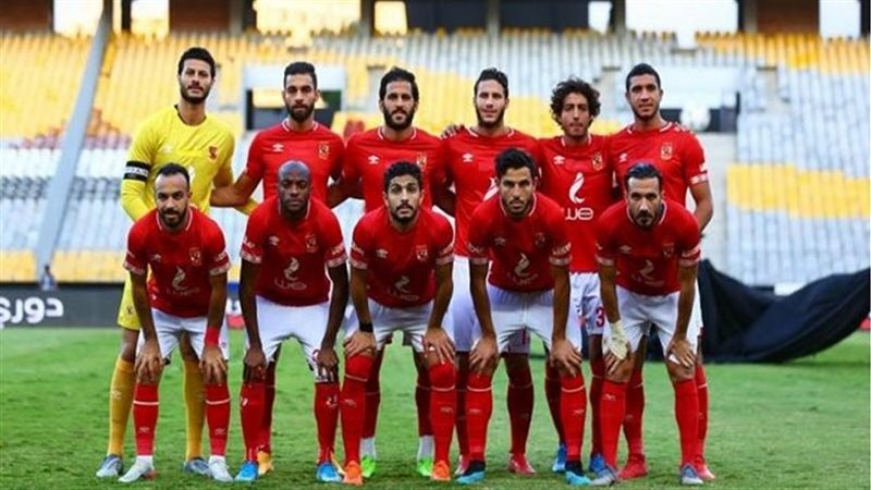 فريق الكرة بالنادي