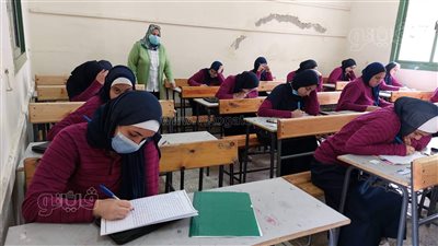 راحة 15 دقيقة لطلاب الصف الثاني الثانوي بين أداء الامتحان الورقي والإلكتروني