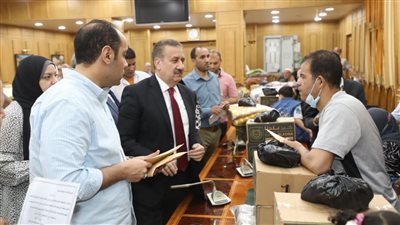 محافظ المنوفية يسلم مساعدات مالية وعينية لـ 50 مواطنا