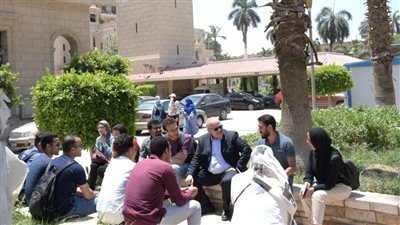 على المصطبة.. الخشت يقدم مجموعة نصائح لطلاب جامعة القاهرة