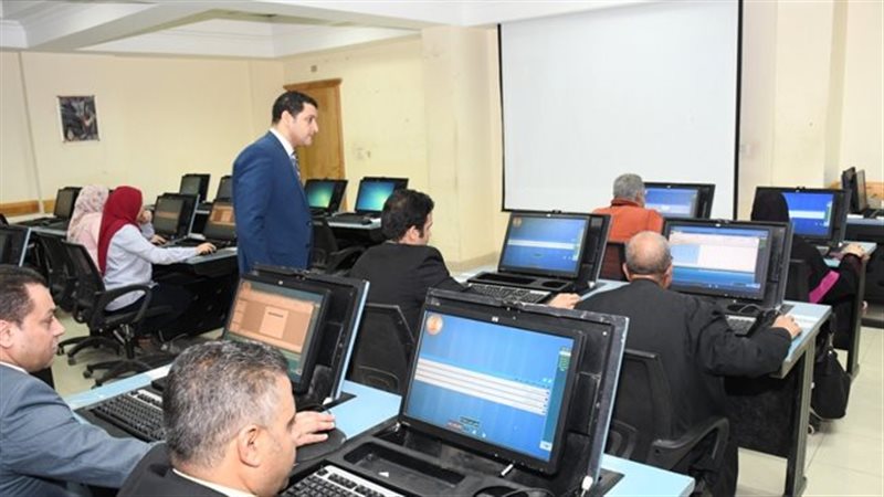موظفون - أرشيفية