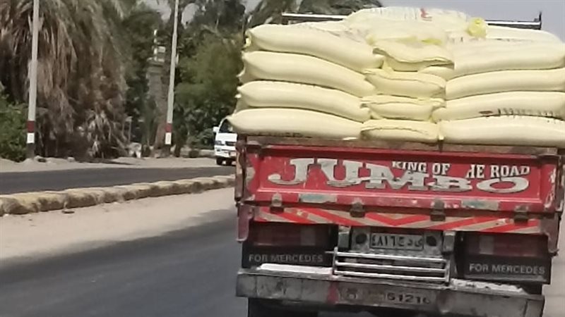 سيارة محملة بالقمح