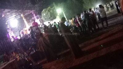 لحظة تجمهر أهالي أسوان أمام معرض سيارات خوفا من ظهور مستريح جديد|فيديو