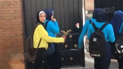 توافد طلاب أولى ثانوي على لجان الجيزة لأداء امتحان اللغة الأجنبية الأولى | فيديو 