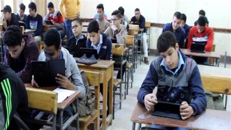 طلاب الصف الأول الثانوي
