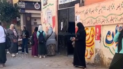 لأداء الجبر وحساب المثلثات.. تجمع طالبات ثانية ثانوي أمام اللجان في عين شمس | فيديو