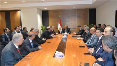 من مقر الوزارة بالعاصمة الإدارية... وزير الخارجية يجتمع بعدد من مُساعديه 