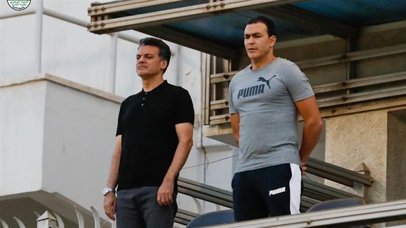 إيهاب جلال وإلى جواره