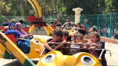 زحام وإقبال كبير من العائلات على حديقة الحيوان| فيديو وصور 